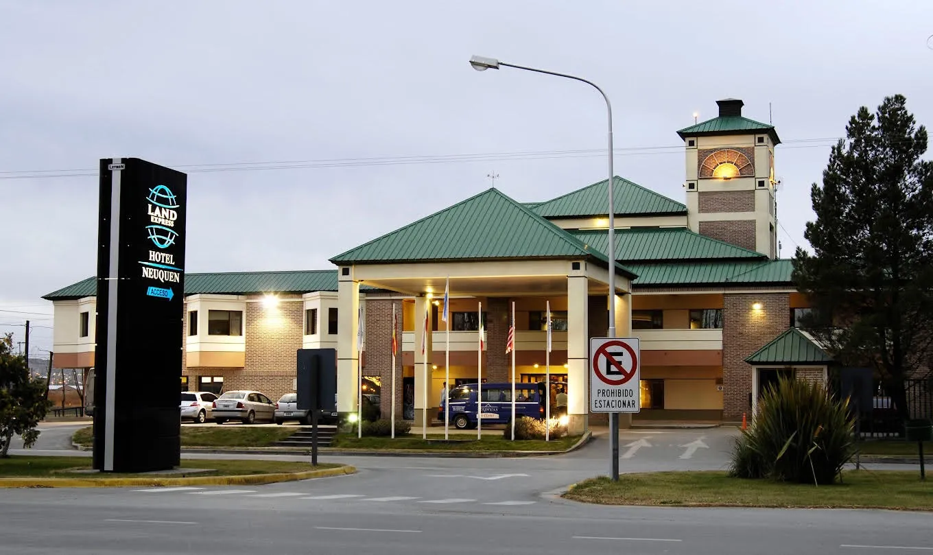 Fachada Hotel Land Express Neuquén