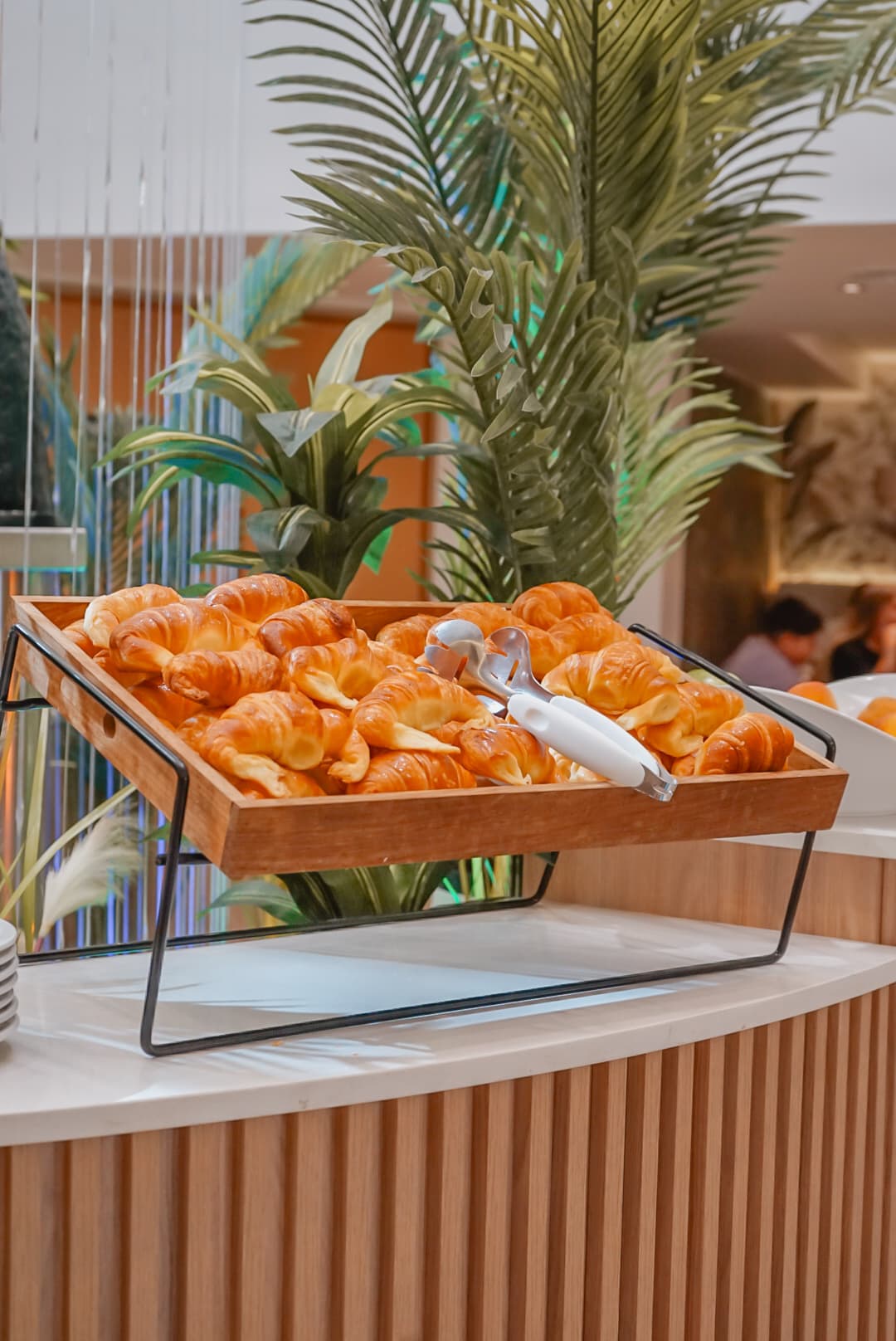 Bandeja de medialunas del desayuno buffet