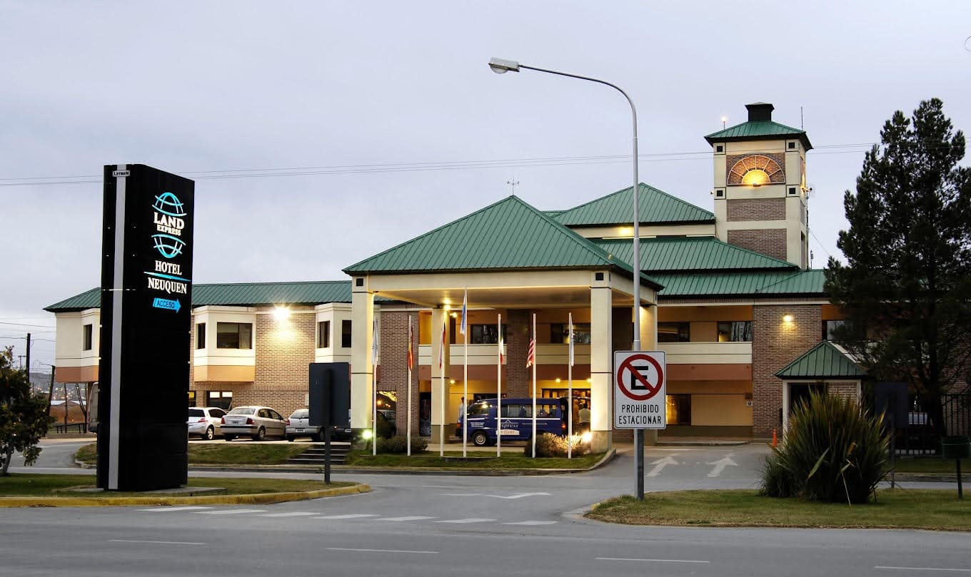Fachada del Hotel Land Express